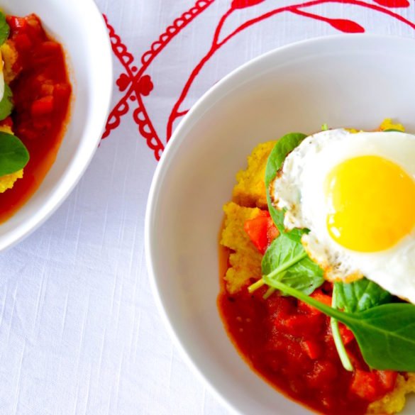 Polenta mit Paprika-Tomatensoße, Babyspinat und Spiegelei | Lotustörtchen